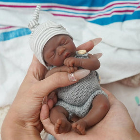 Mini_Bebe_Reborn_Negro_Kaue_Silicone_Solido_Corpo_Molinho_Sonho_Reborn